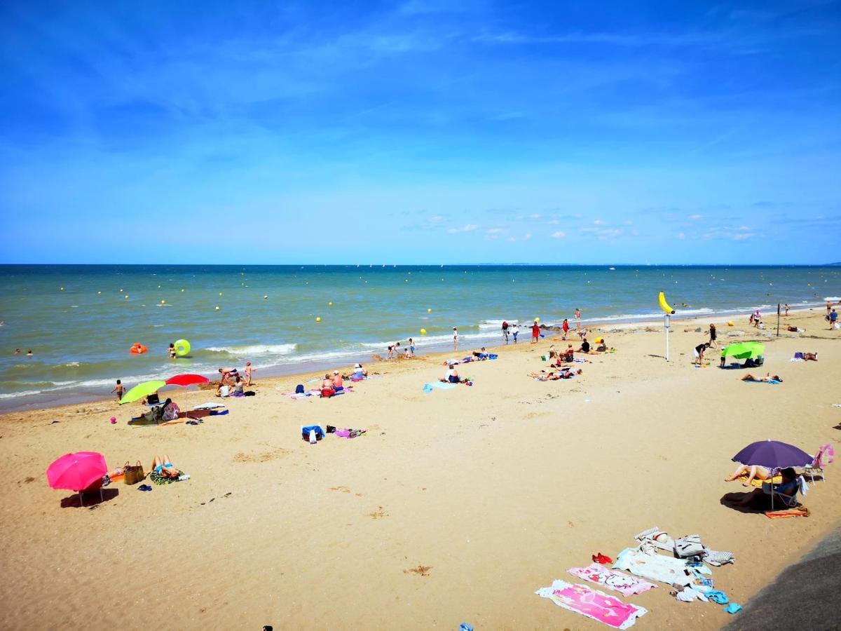 2 pièces Front de Mer ensoleillé et calme accès direct plage Cabourg Extérieur photo